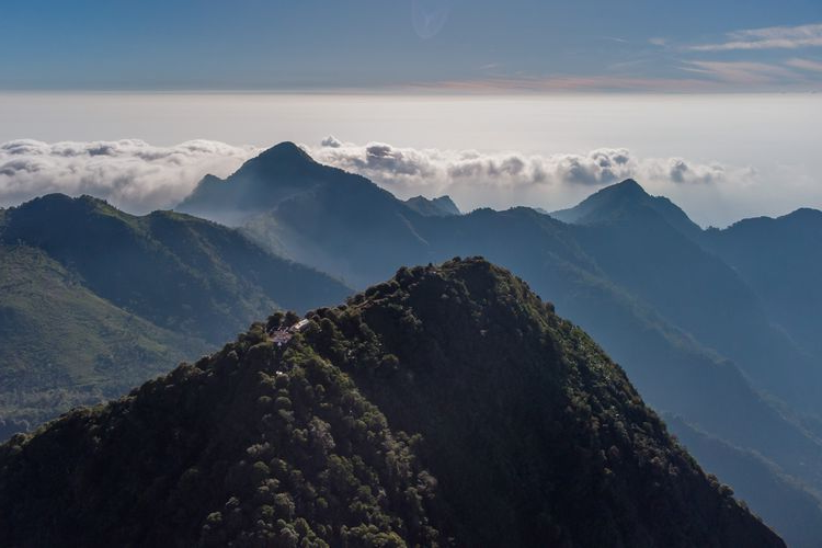 Puncak Songolikur: Dari Legenda hingga Fenomena Alam yang Menakjubkan