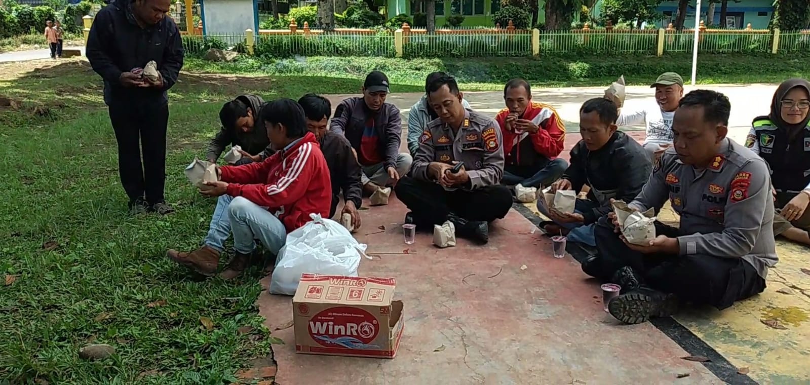 Kapolres Makan Nasi Bungkus Bareng Tukang Ojek