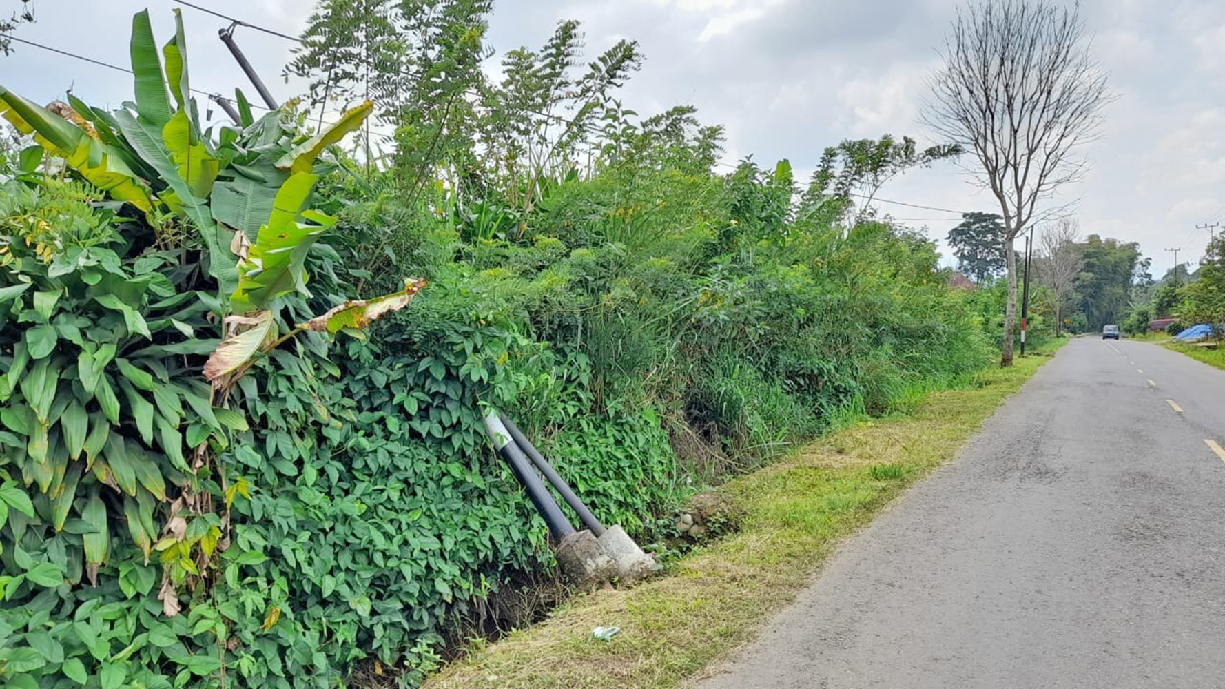 Bahaya, Tiang Listrik Hampir Roboh