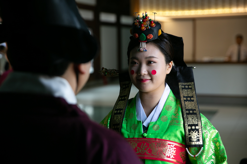 Mengenal Tradisi Pernikahan Di Korea, Ada Yang Minum Anggur Hingga Menari-nari!