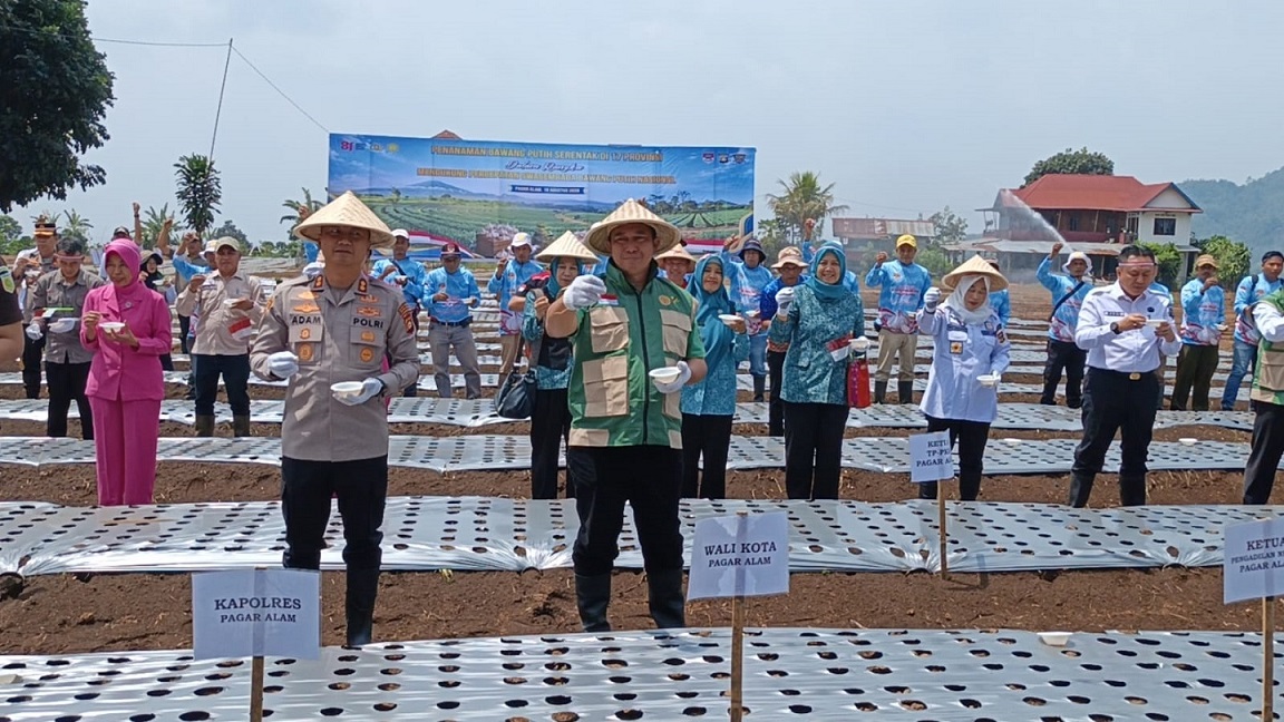 Kapolres Pagar Alam besama Walikota Tanam Barang Putih Serentak
