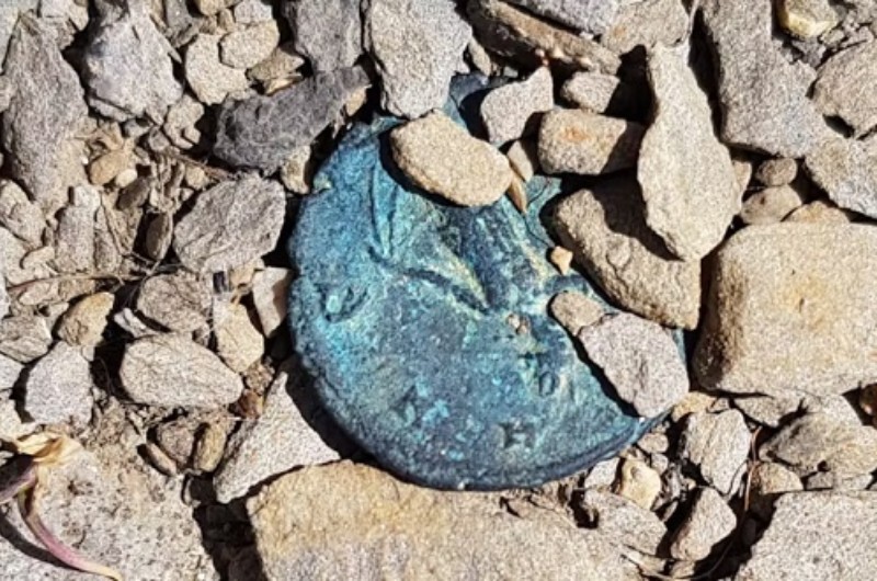 Artefak Romawi Muncul dari Puing-Puing Di Puncak Gunun Alpen, Koin Kuno dan Ritus Suci, Benarkah? 