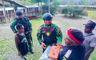 Pererat Hubungan dengan Masyarakat Papua, Ini Yang Dilakukan Dansatgas Yonif 721/Mks