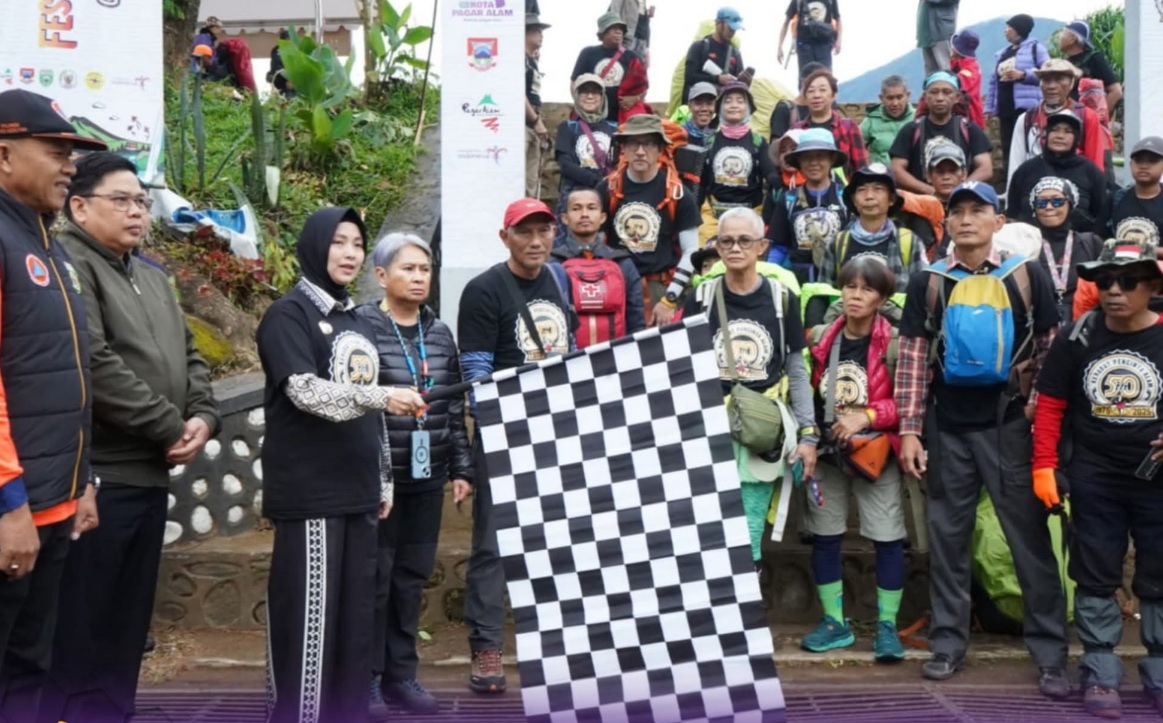 Lepas 70 KPA Mendaki Dempo, Wawako Ajak Sukseskan Iven Festival Dempo 2025