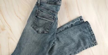 Jangan Beli Baru! Begini Cara Ampuh Memudarkan Warna Celana Denim Secara Alami!