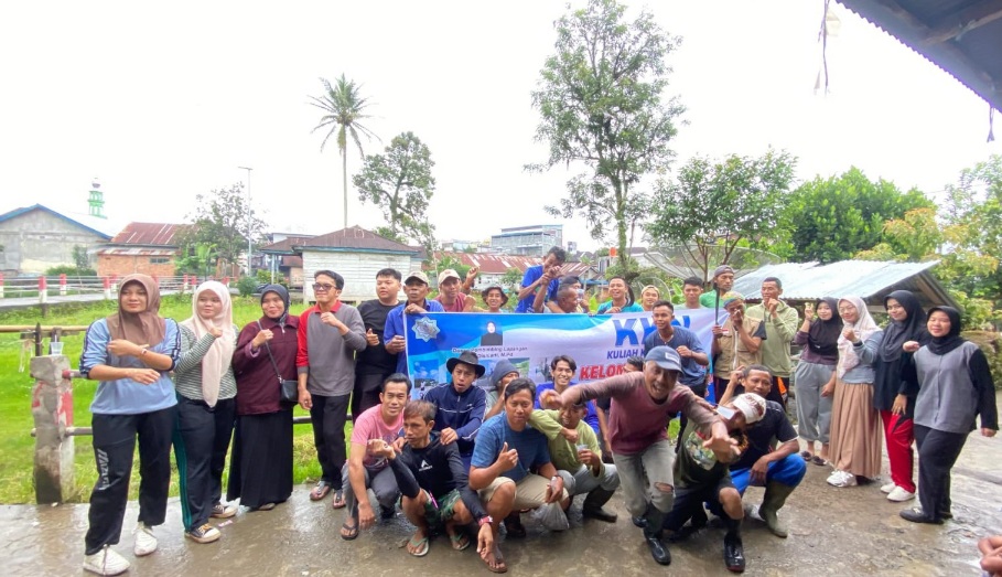 Bersama Warga, KKN IAIP Lakukan Jumat Bersih