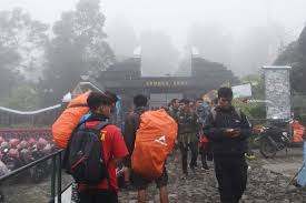 Seram Tingkat Dewa! Ini Cerita Mistis Makam di Puncak Gunung Lawu