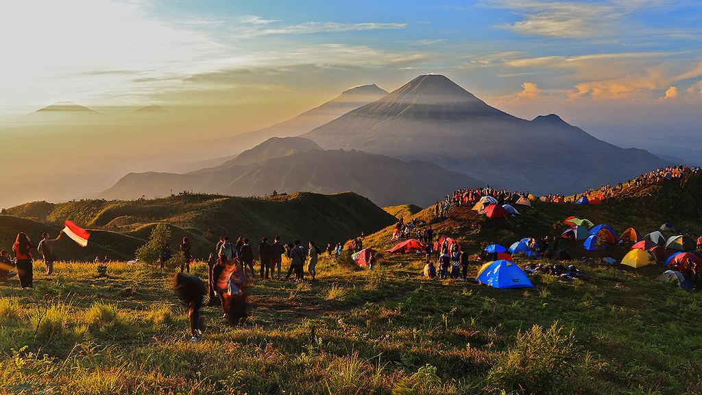 10 Rekomendasi Gunung di Indonesia yang Punya Keindahan Luar Biasa dan Wajib Dikunjungi!