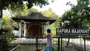 Peninggalan Bersejarah Yang Diabadikan! Inilah Pintu Gerbang Kerajaan majapahit Di Jawa Tengah  