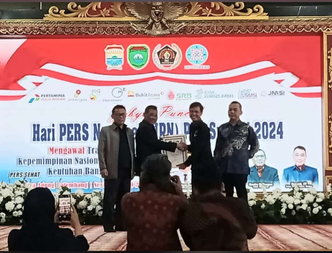 Pj Walikota Pagaralam Terima Penghargaan Sahabat PWI pada Puncak HPN 2024
