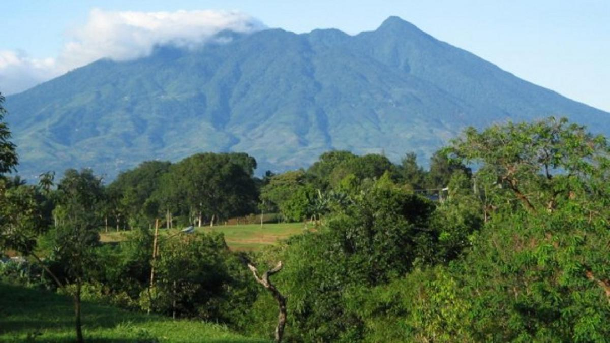 Apakah Kamu Punya Nyali untuk Mendaki Gunung Salak?! Temukan Fakta Menariknya!