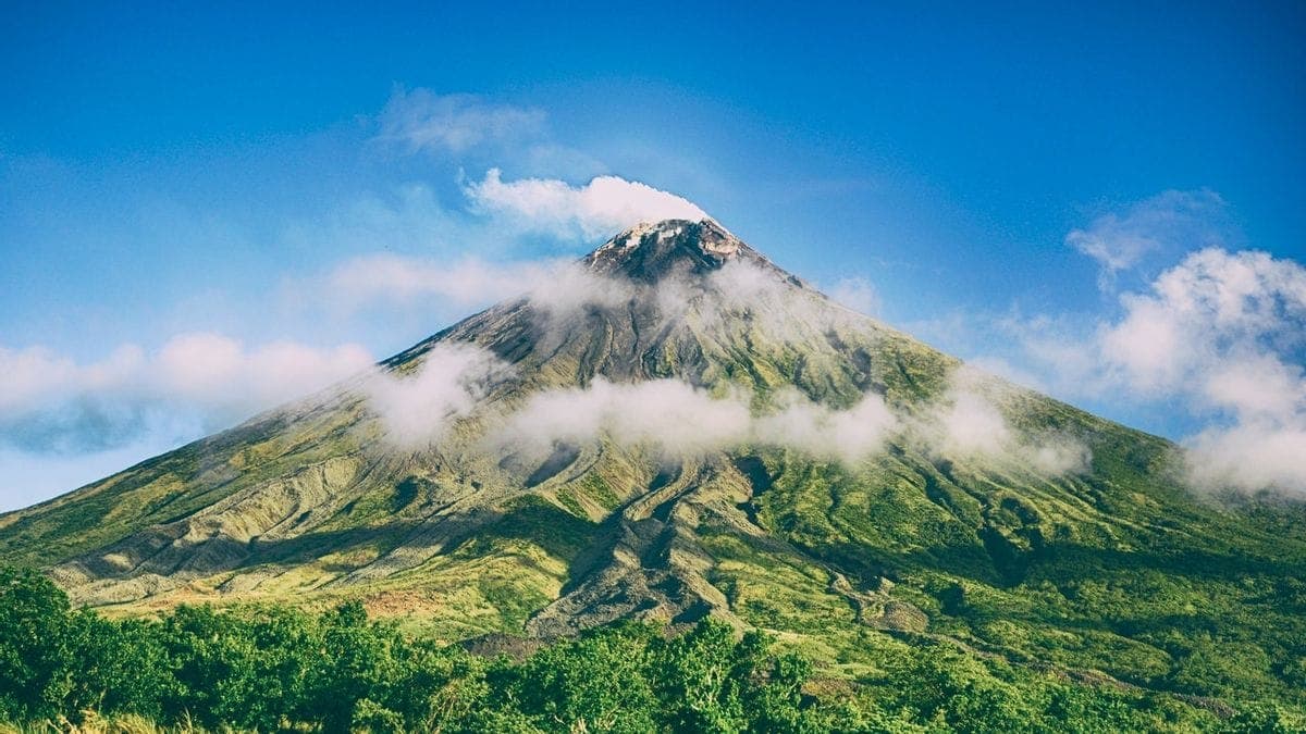 Kamu Harus Tau! Inilah 3 Misteri Gunung Salak yang Belum Terpecahkan, Salah Satunya Ada Harta Karun yang Terpe