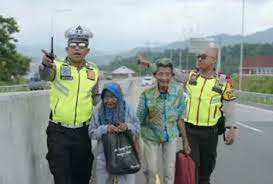 Masyaallah! Ini Identitas Kakek dan Nenek yang Nekat Jalan Kaki di Jalan Tol Cisumdawu Demi Temui Cucu