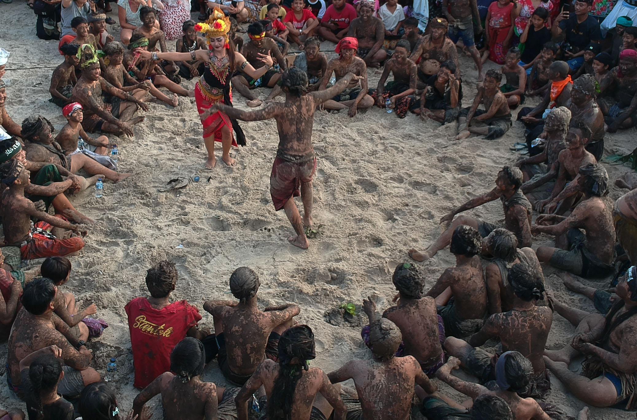 Apakah Ini Normal? Berikut 5 Tradisi Membingungkan Suku Di Nusantara