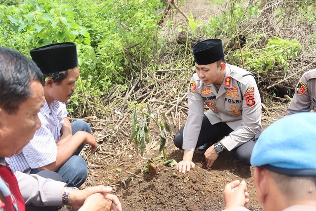 Kapolres Kunjungi Makam Siswa Korban Pembunuhan Di Pulau Beringin