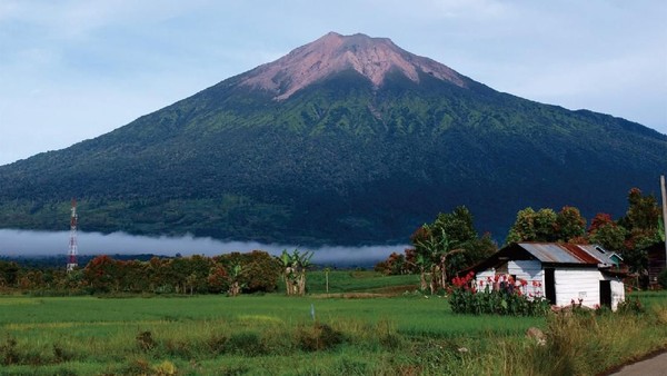 Mitos Gunung Slamet, Legenda dan Ramalan Misterius yang Menghantui Tanah Jawa Tengah