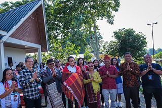 Menparekraf Serahkan Bantuan Kelengkapan Homestay di Balige Sumut