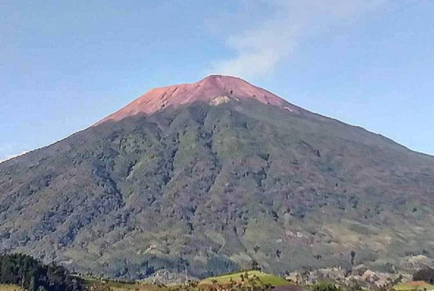 Misteri Terungkap! Begini Kisah Legenda Gunung Slamet dan Ramalan Misterius di Jawa Tengah