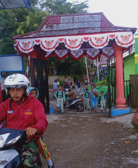 Tarif Angkot Naik, Orang Tua Antar Anak Sampai ke Sekolah