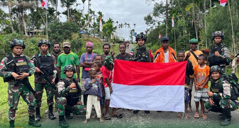 Gencarkan Komsos, Satgas Yonif 122/TS Ajak Warga Kibarkan Bendera Merah Putih di Perbatasan Papua