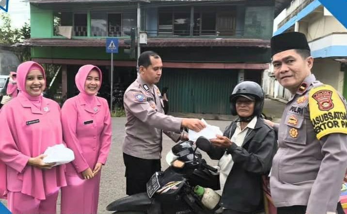 Berbagi Kebahagiaan Ramadhan,  Kapolsek PAS dan Bhayangkari Berbagi Takjil 