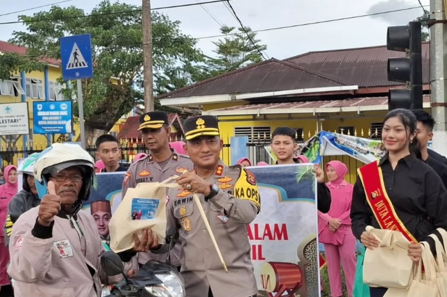 Bagi Bagi Takjil Puasa, Kapolres Sampaikan Pesan Kamtibmas kepada Masyarakat