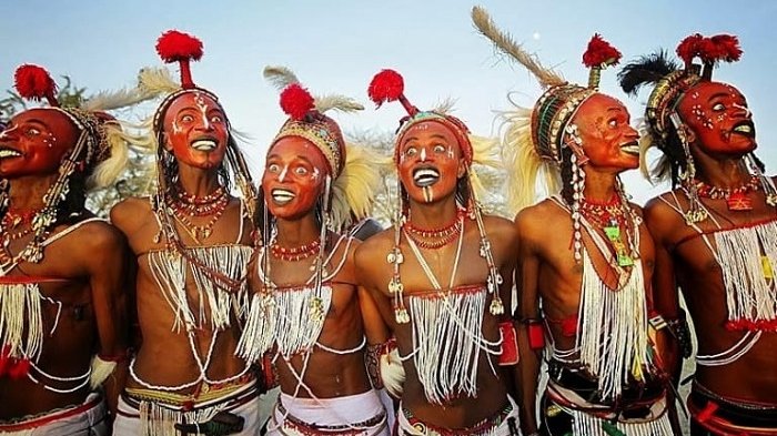  Unik! Suku Wodaabe Punya Tradisi Menculik Istri Orang dengan Adu Gigi Putih, Ini Dia Penjelasannya!