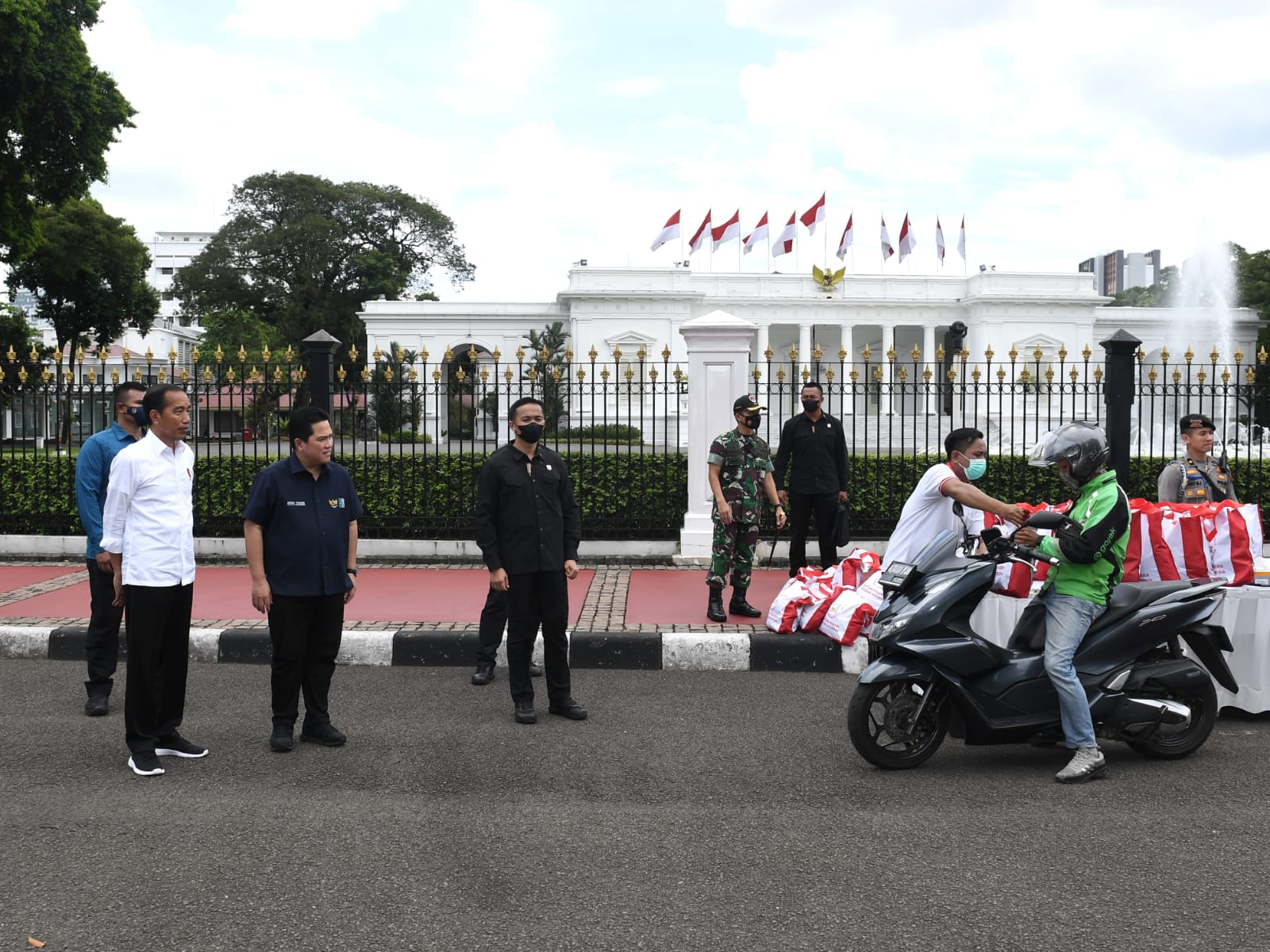 Presiden Jokowi Saksikan Penyerahan Sembako untuk Ojol di Depan Istana