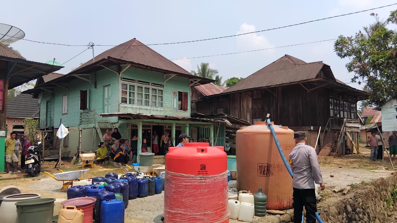 Dilanda Kekeringan, Polres Pagar Alam Kembali Distribusikan Air Bersih