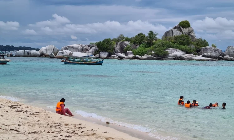 Menjelajahi Keindahan Pulau Belitung, 7 Destinasi Wisata Andalan Para Pelancong yang Wajib Dikunjungi!