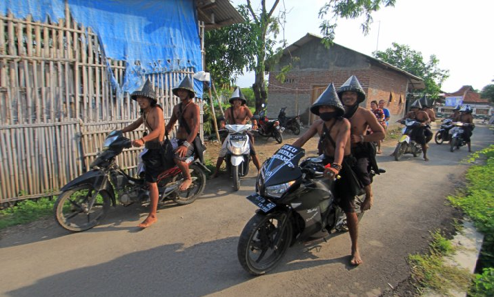 Mengendarai Motor Tanpa SIM dan Helm, Apakah Ini Cara Suku Dayak Losarang Menjaga Adat?