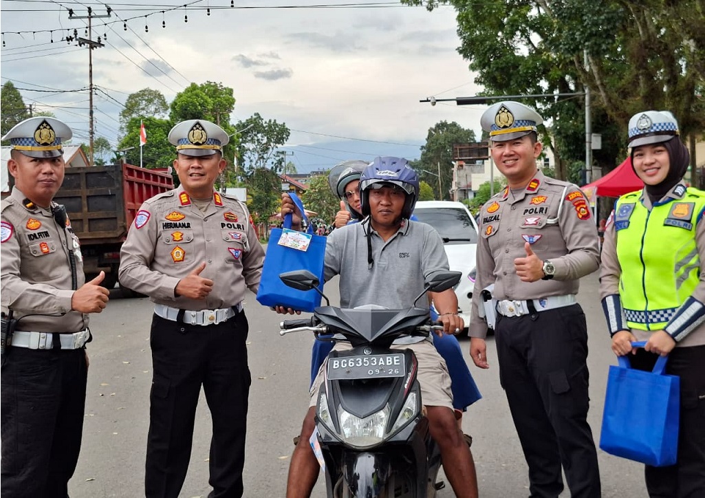 Berbagi Takjil Ramadhan, Polres Pagar Alam Pererat Kebersamaan dengan Masyarakat