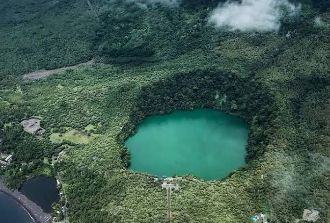 Mengungkap Kisah Legenda dan Keindahan Alam Danau Tolire, di Kaki Gunung Gamalama Maluku Utara