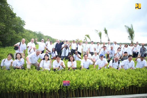Menteri PUPR dan Dewan Gubernur WWC Kunjungi Kawasan Hutan Mangrove Tahura saat Site Visit WWF 2024 di Bali