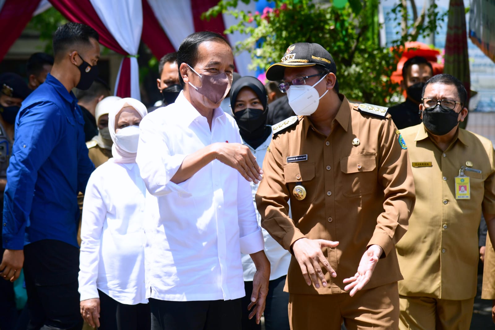 Presiden Jokowi Bagikan Bansos di Pasar Larangan Sidoarjo