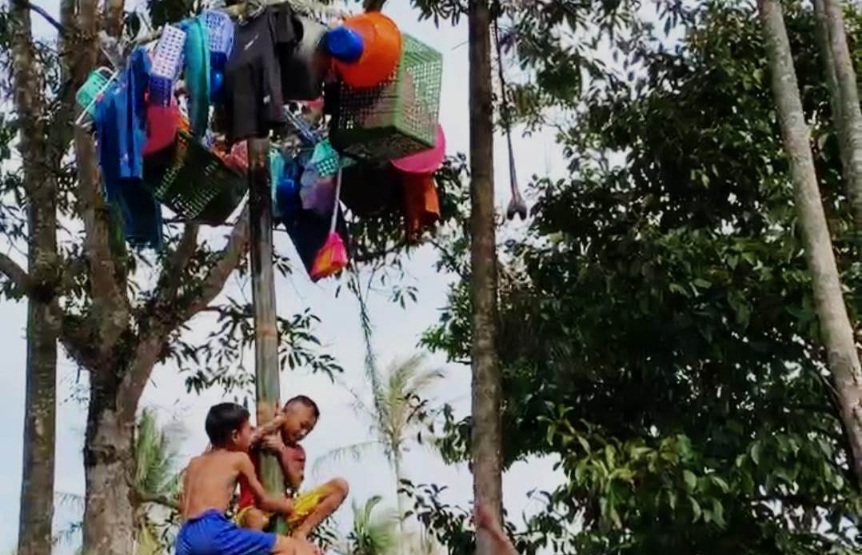 Begini Keseruan Panjat Pinang di Rumah Tahfiz II, Moment 17 Agustusan Tanamkan Kebersamaan 