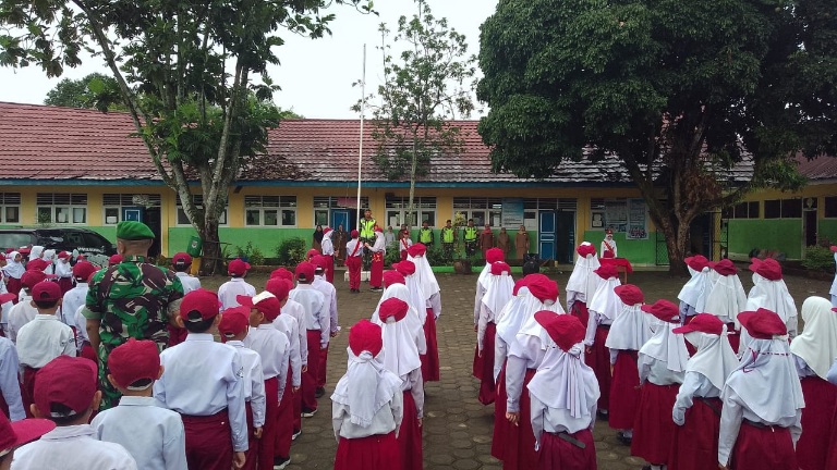 Babinsa Ini Jadi Irup di SDN 13 Pagar Alam, Berikan Motivasi Belajar Siswa