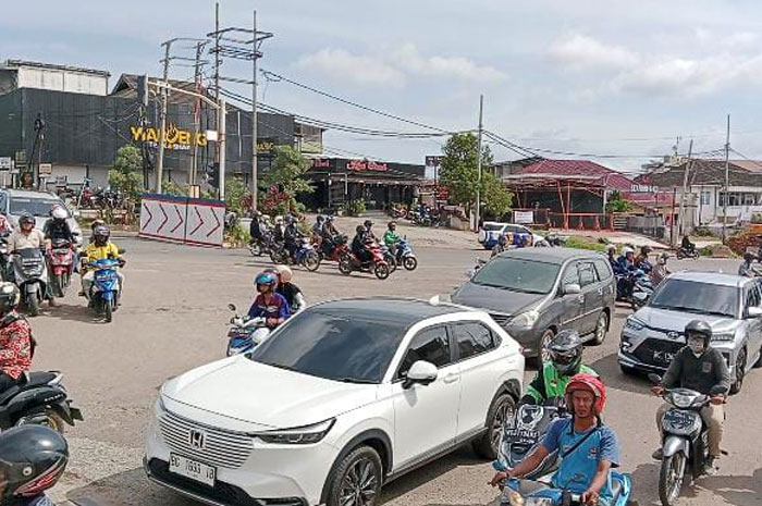 Trafic Light tak Sinkron, Kendaraan Melintas di Lokasi Pembangunan FO Amburadul