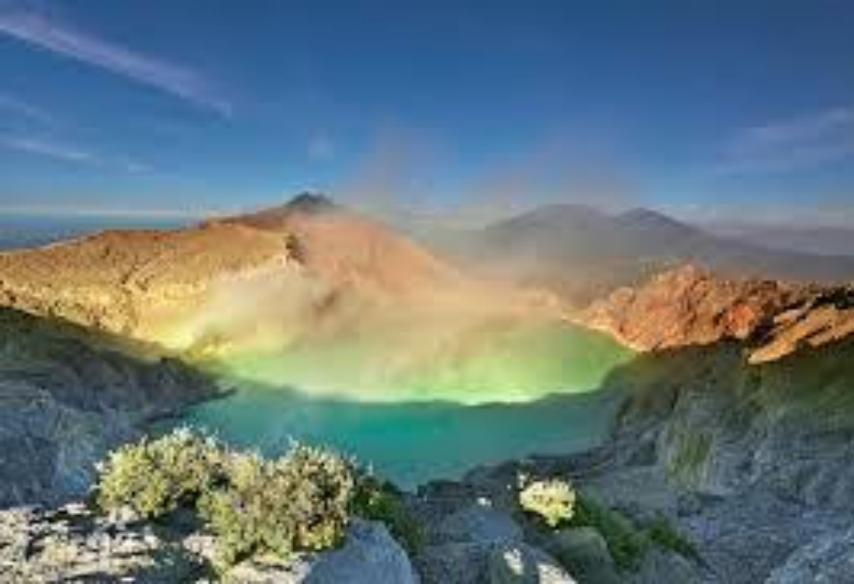 Apa yang Membuat Kawah Ijen Begitu Menakjubkan? Temukan Keajaiban Asam Sulfatnya!