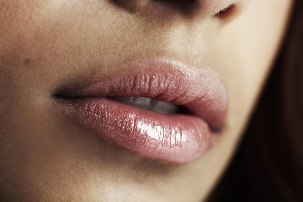 Selain Menggunakan Lipstik, Berikut ini Tips Mengatasi Bibir Hitam 