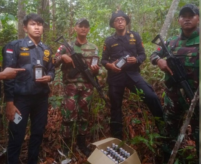 Satgas Pamtas Yonif 645/GTY Amankan Miras Illegal di Perbatasan RI - Malaysia