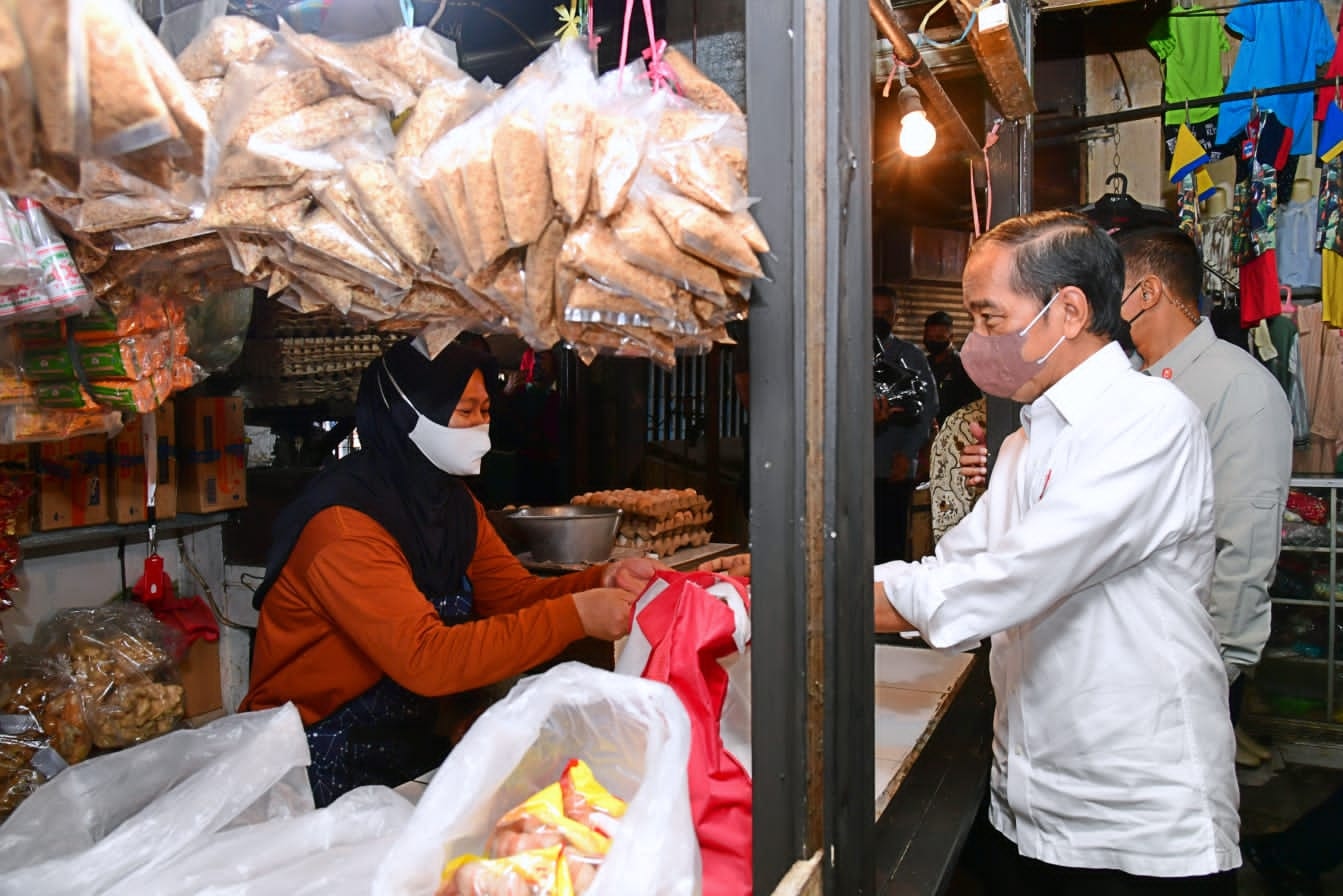 Tiba di Bandung, Presiden Jokowi Bagikan Bantuan Sosial di Pasar Cicaheum