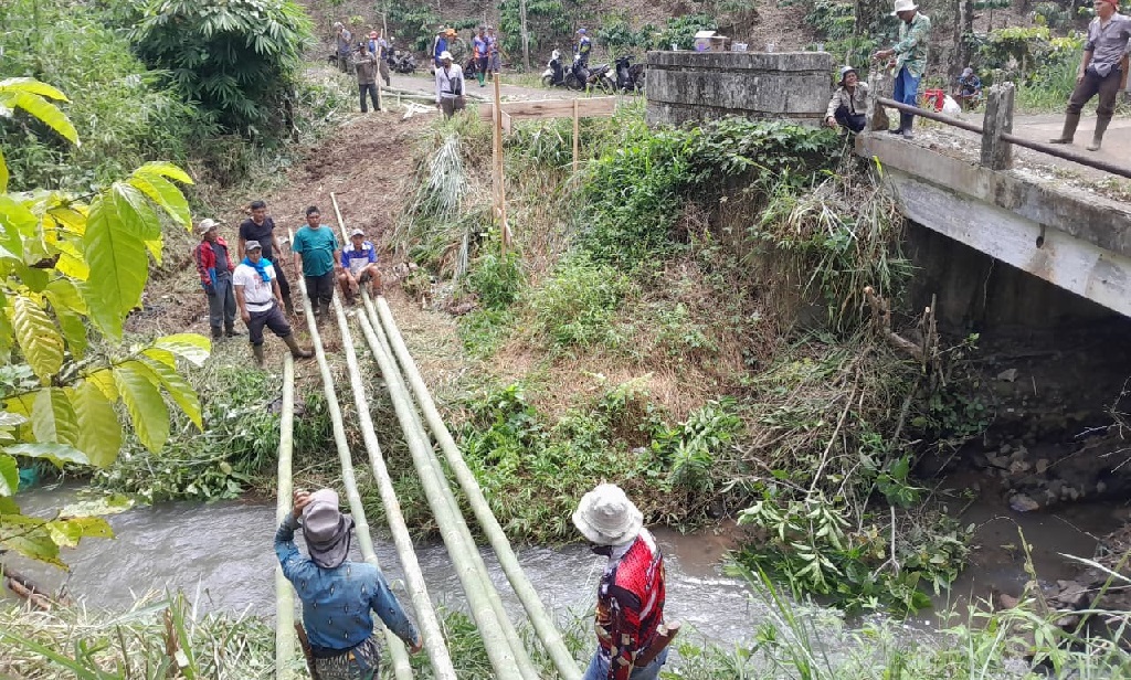 Jembatan Jangga Tak Bisa Dilewati, Warga Akhirnya Swadaya Bangun Jembatan Bambu