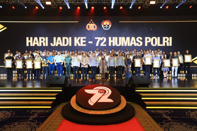 Dimoment Hari Jadinya ke 72, Divisi Humas Mendapat 2 Hadiah Dari Kapolri 