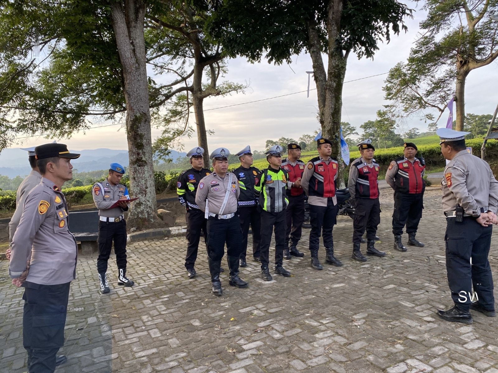 Kawal Kegiatan Pariwisata Berjalan Kondusif :Personel Polres Pagar Alam Amankan Aktivasi Gerakan Wisata Bersih