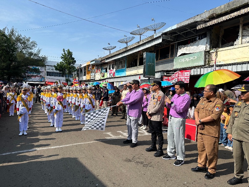 Dampingi Walikota Lepas Peserta Gerak Jalan, Kapolres :  Momentum Menumbuhkan Semangat Nasionalisme