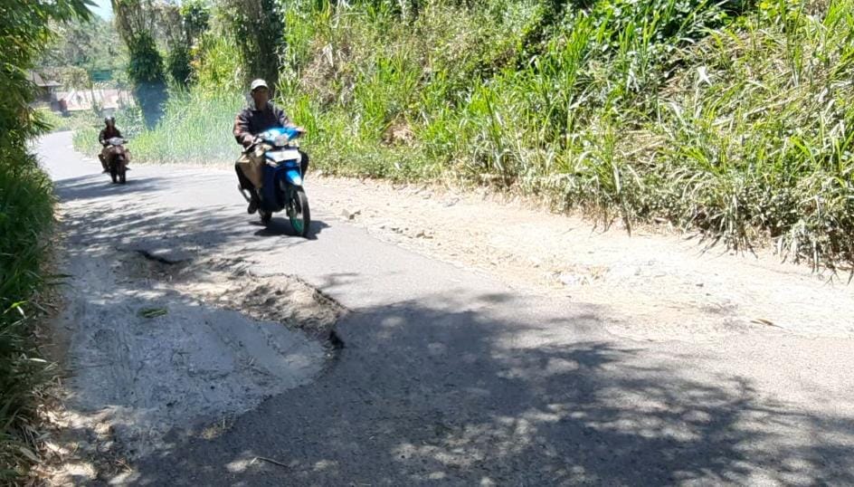 Kerusakan Jalan Semakin Parah, Akses Penghubung 3 Kelurahan