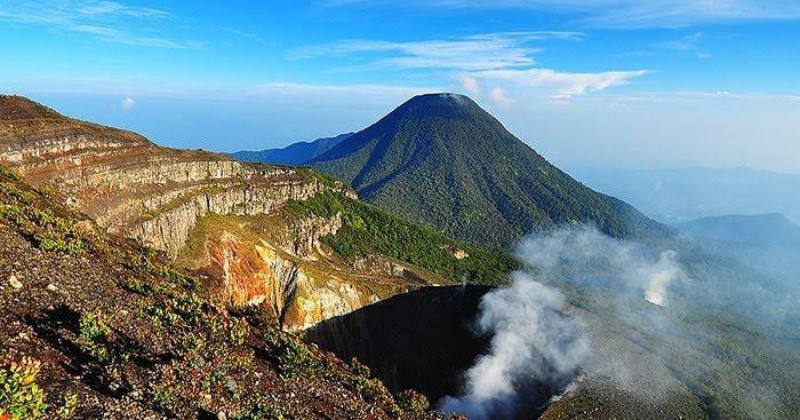 Menjelajahi Keajaiban Gunung Gede Pangrango, 4 Mitos Tak Terduga yang Membuat Anda Merinding