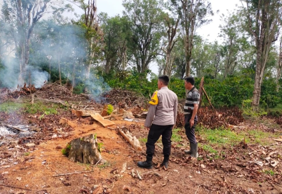 Waspada Dini Karhutla di Pagar Alam, Bhabinkamtimas Ingatkan Masyarakat Dampak Buruknya