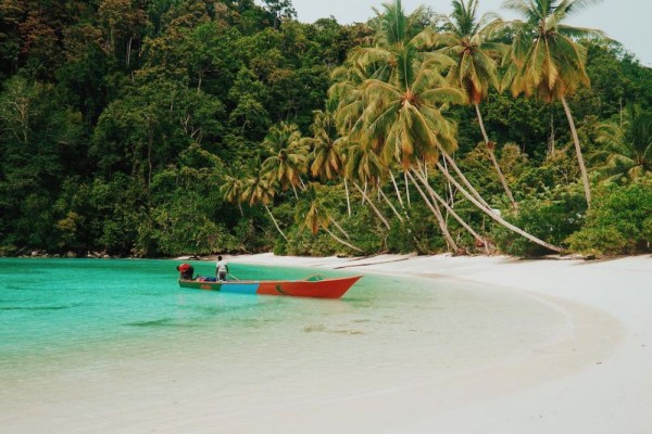 9 Wisata Tak Terlupa Papua Barat! Pesona dan Daya Tarik Kekayaan Alam Nan Eksotik Hingga Warisan Budaya Unik